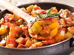 Постен гювеч с картофи, патладжани, домати, чушки, моркови, зелен фасул, лук и бамя на фурна - снимка на рецептата